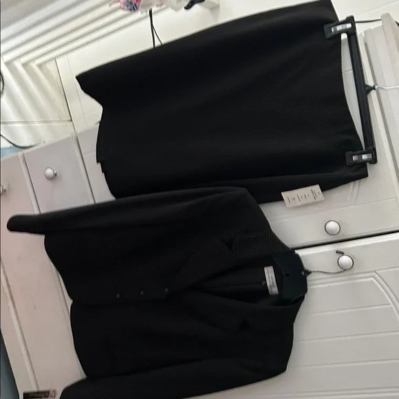 Tahari Black and White Pinstripe Two Piece Suite NEW WITH TAGS, Smoke Free Home - Picture 5 of 12